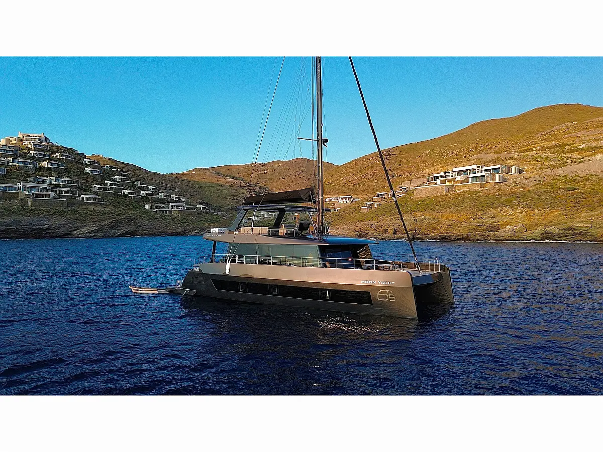 Moon Yacht 65