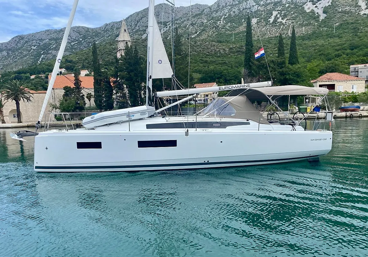 Sun Odyssey 350